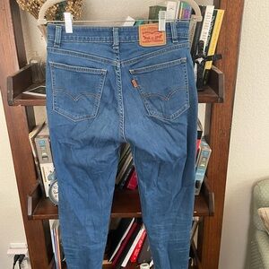 Levi’s Cropped Jean with a vintage 1970s vibe!!